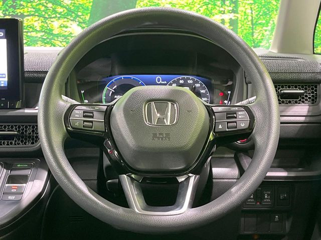 �C���e���A�ɍ��킹���f�U�C���̃X�e�A�����O�́A�^�]�������̂��Ƃ��l���A�^�]���₷���`��A�傫���ł��B�����x�A���ۂɐG���Ă��m���߂��������B