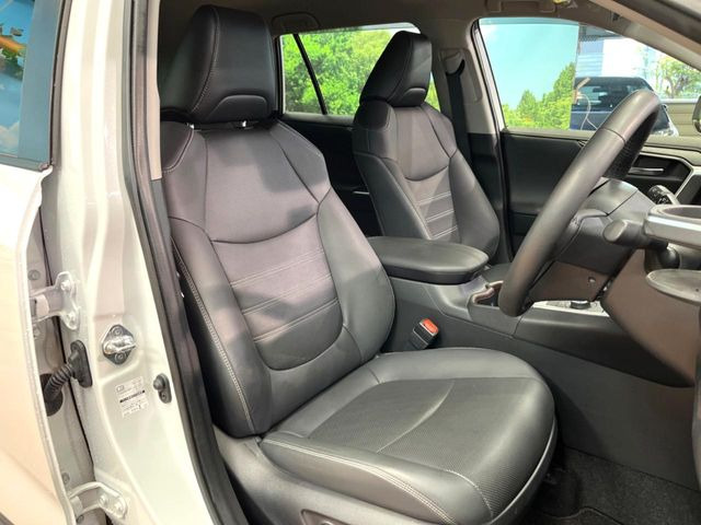 【合皮レザーシート】汚れのふき取りが容易でメンテナンスもが簡単な、機能性に優れる合成皮革を採用した上質なシートです。座り心地もよく、高級感あふれる心地良い車内空間を演出してくれます。