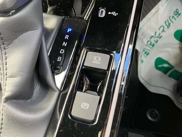 ���d�q����p�[�L���O�u���[�L���u���[�L�y�_�����瑫�𗣂��Ă���ԏ�Ԃ�ێ��ł���u�I�[�g�u���[�L�z�[���h�@�\�v�A�X�C�b�`�������グ�邾���ō쓮���A�A�N�Z���𓥂ނƎ�������