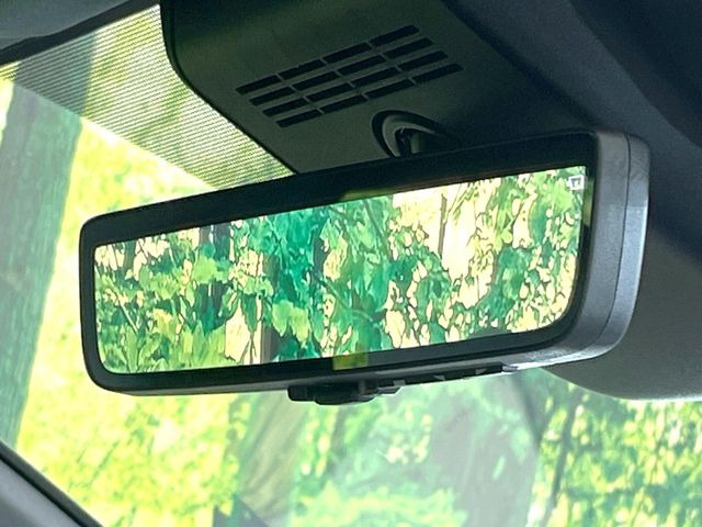 【デジタルインナーミラー】後席の大きな荷物や同乗者で後方が確認しづらい時でも安心!カメラが撮影した車両後方の映像をルームミラー内に表示。クリアな視界で状況の確認が可能です!