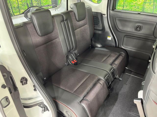 後部座席も気になるようなキズ・汚れやへたり等、大きなダメージはなく、良好な状態です。