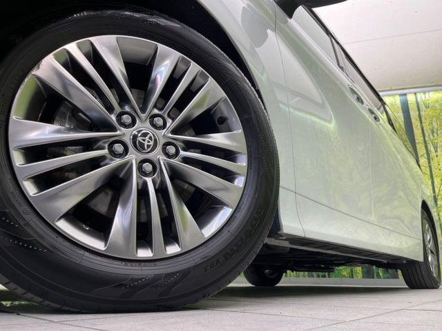 【純正18インチアルミホイール】外観にマッチした純正アルミホイールを装着しております。各種社外アルミホイールや、スタッドレスタイヤも取扱いしております。是非ご相談ください♪