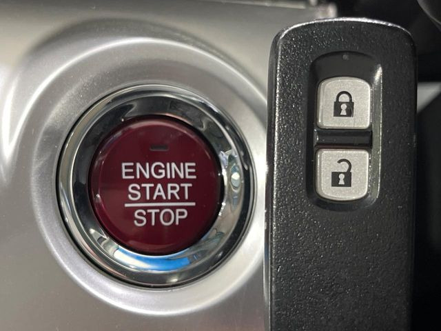 �yHonda�X�}�[�g�L�[�z�J�o����|�P�b�g�ɓ��ꂽ�܂܂ł��h�A�̎{���E�������\�ȃX�}�[�g�L�[�𑕔��B�G���W���̃I���E�I�t�����J�M�����o���K�v����������Ƃ��Ă��֗��ł���