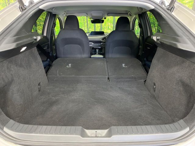 ���i�̂���������ʋ΁A���}���ɏ\���ȉ׎��X�y�[�X���m�ۂ��Ă���܂��B�Z�J���h�V�[�g��|���ƁA�傫�ȉו��̐ύڂ��\�ł���