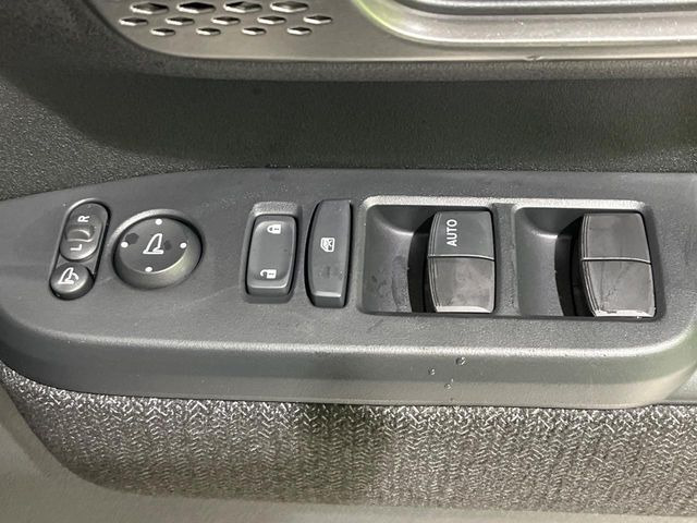 �y�d���i�[�~���[�z�T�C�h�~���[�͓d���i�[���ƂȂ��Ă���A�������ԏ�ł��L�Y�������X�N��}�����܂��B