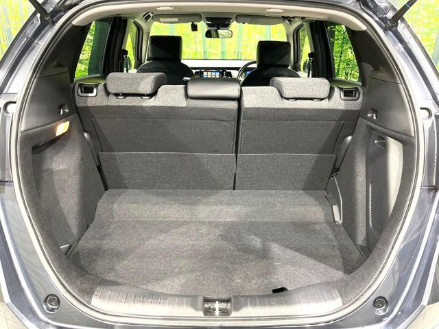 ���i�̂���������ʋ΁A���}���ɏ\���ȉ׎��X�y�[�X���m�ۂ��Ă���܂��B�Z�J���h�V�[�g��|���ƁA�傫�ȉו��̐ύڂ��\�ł���