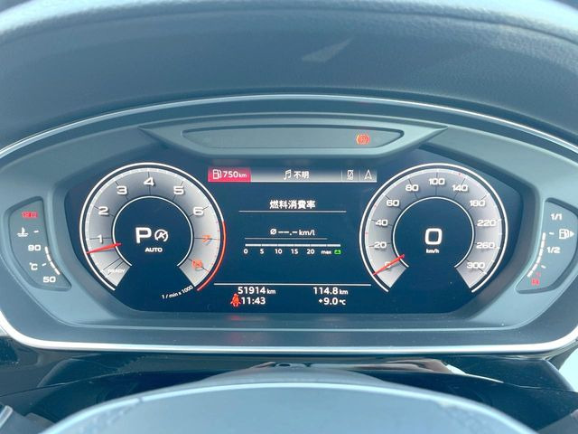 ���o�[�`�����R�b�N�s�b�g:�S�̂��t���p�l���ƂȂ��Ă����i�I�ȃ��[�^�[�p�l���B�ʏ�̃X�s�[�h���[�^�[�Ƃ��Ă̋@�\�͂������A�i�r�E�I�[�f�B�I�@�\�̊m�F�E������ł��A�^�]�ɏW�����₷���Ȃ��Ă���܂��B