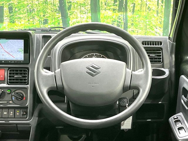 �C���e���A�ɍ��킹���f�U�C���̃X�e�A�����O�́A�^�]�������̂��Ƃ��l���A�^�]���₷���`��A�傫���ł��B�����x�A���ۂɐG���Ă��m���߂��������B