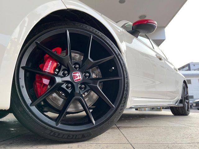 �y����19�C���`�A���~�z�C�[���z�O�ςɃ}�b�`���������A���~�z�C�[���𑕒����Ă���܂��B�e��ЊO�A���~�z�C�[����A�X�^�b�h���X�^�C�����戵�����Ă���܂��B���񂲑��k����������