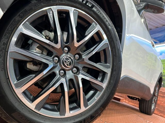 �y����18�C���`�A���~�z�C�[���z�O�ςɃ}�b�`���������A���~�z�C�[���𑕒����Ă���܂��B�e��ЊO�A���~�z�C�[����A�X�^�b�h���X�^�C�����戵�����Ă���܂��B���񂲑��k����������