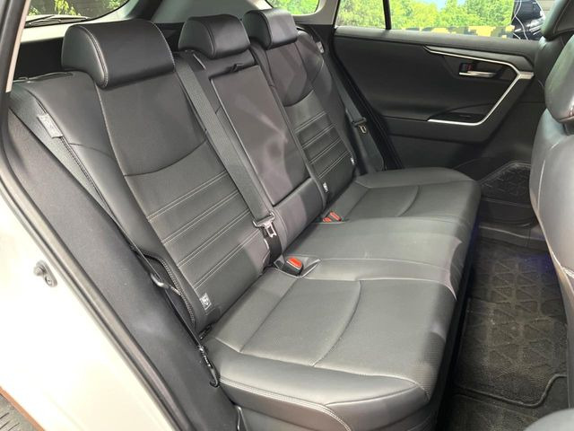 後部座席も気になるようなキズ・汚れやへたり等、大きなダメージはなく、良好な状態です。