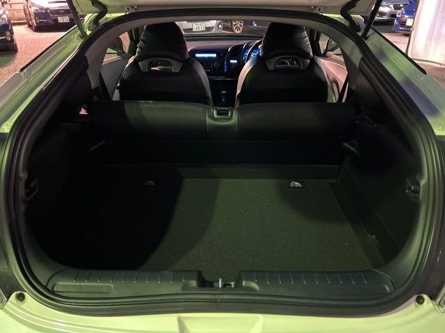 ���i�̂���������ʋ΁A���}���ɏ\���ȉ׎��X�y�[�X���m�ۂ��Ă���܂��B�Z�J���h�V�[�g��|���ƁA�傫�ȉו��̐ύڂ��\�ł���