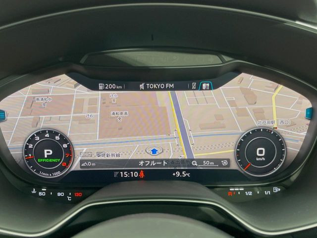 ���o�[�`�����R�b�N�s�b�g:�S�̂��t���p�l���ƂȂ��Ă����i�I�ȃ��[�^�[�p�l���B�ʏ�̃X�s�[�h���[�^�[�Ƃ��Ă̋@�\�͂������A�i�r�E�I�[�f�B�I�@�\�̊m�F�E������ł��A�^�]�ɏW�����₷���Ȃ��Ă���܂��B