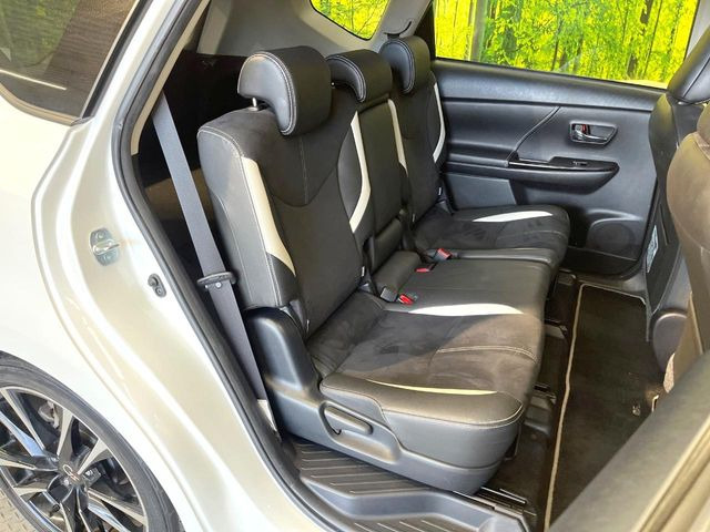 後部座席も気になるようなキズ・汚れやへたり等、大きなダメージはなく、良好な状態です。