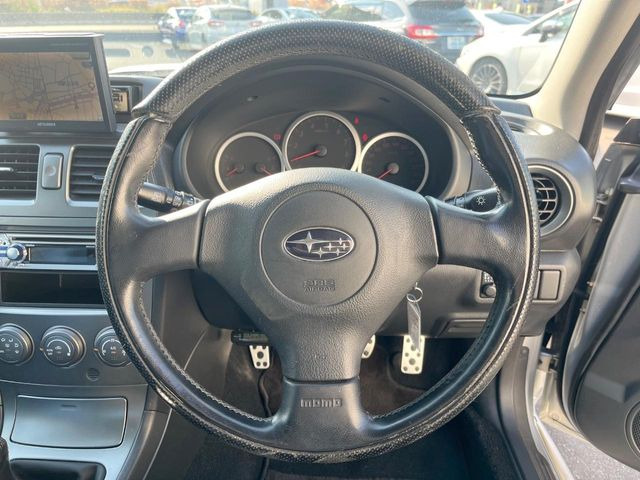 �y����MOMO���v�����X�e�A�����O�z�㎿�Ȋv���g�p���邱�ƂŁA��ɂ����������݂ƂĂ��^�]���₷���n���h���ł���