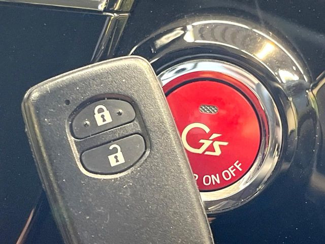 【スマートキー】カバンやポケットに入れたままでもドアの施錠・解錠が可能なスマートキーを装備。エンジンのオン・オフ時もカギを取り出す必要が無いからとっても便利です♪