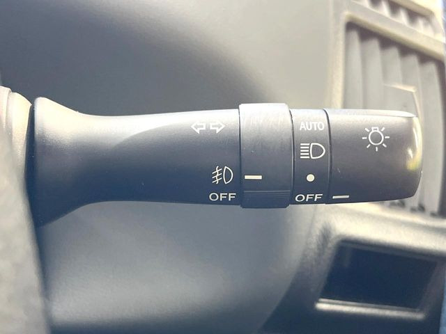 【オートライト】周りの明るさに応じて自動でヘッドライトの点灯・消灯ができる機能です!ライトの付け忘れ・消し忘れなどが無くなり、雨の日や夕方の走行も安心!トンネル通過時も便利ですね