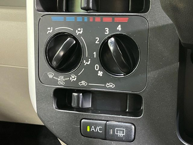 寒い冬も暑い夏も全席に快適な空調を届けてくれる、ダイヤル式エアコンを装備♪