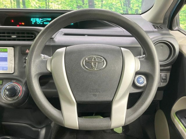 �C���e���A�ɍ��킹���f�U�C���̃X�e�A�����O�́A�^�]�������̂��Ƃ��l���A�^�]���₷���`��A�傫���ł��B�����x�A���ۂɐG���Ă��m���߂��������B