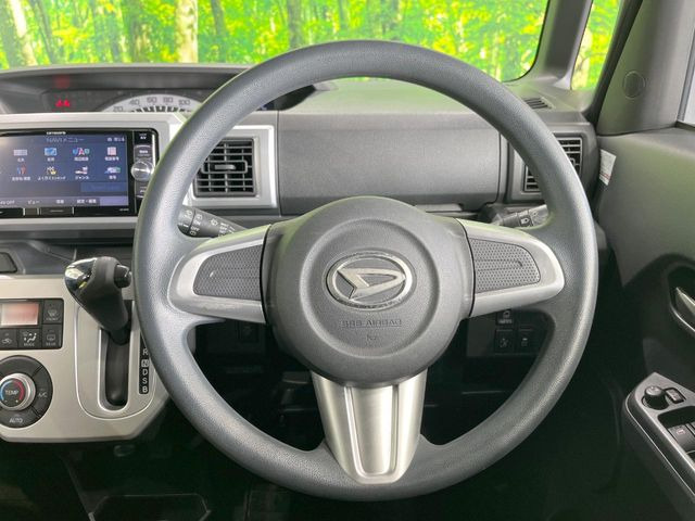 �C���e���A�ɍ��킹���f�U�C���̃X�e�A�����O�́A�^�]�������̂��Ƃ��l���A�^�]���₷���`��A�傫���ł��B�����x�A���ۂɐG���Ă��m���߂��������B