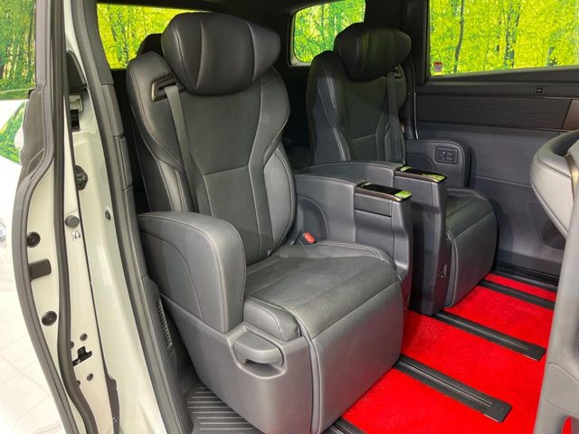 後部座席も気になるようなキズ・汚れやへたり等、大きなダメージはなく、良好な状態です。
