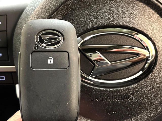 �y�L�[�t���[�V�X�e���z�J�o����|�P�b�g�ɓ��ꂽ�܂܂ł��h�A�̎{���E�������\�ȃX�}�[�g�L�[�𑕔��B�G���W���̃I���E�I�t�����J�M�����o���K�v����������Ƃ��Ă��֗��ł���