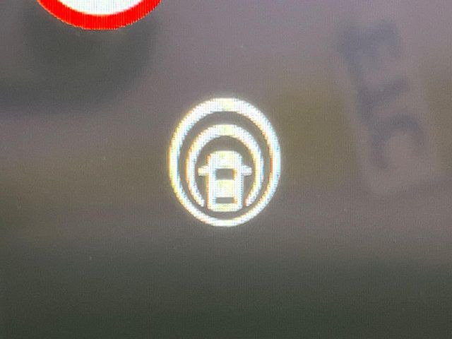 �y�C���e���W�F���g�G�}�[�W�F���V�[�u���[�L�z�t�����g�J�����őO���̎ԗ�����s�҂����m�B�Փ˂������Ȏ��͏Փ˔�Q�y���u���[�L���쓮�A�Փˉ�����T�|�[�g�B�����S�Ƀh���C�u�����y���݂��������܂��B