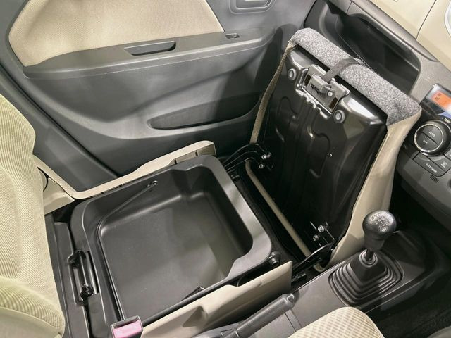 �y�V�[�g�A���_�[�{�b�N�X�z�V�[�g�̉��ɑ�e�ʂ̎��[�X�y�[�X��������Ă���A�C���ԃO�b�Y�ȂǁA�O���猩��ꂽ���Ȃ����̂�����������[�ł��ĕ֗�!