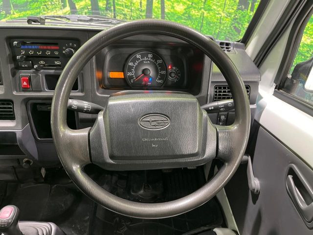 �C���e���A�ɍ��킹���f�U�C���̃X�e�A�����O�́A�^�]�������̂��Ƃ��l���A�^�]���₷���`��A�傫���ł��B�����x�A���ۂɐG���Ă��m���߂��������B