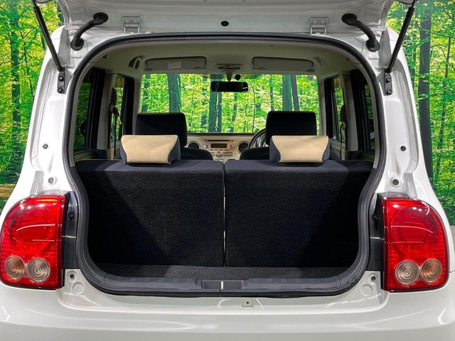 ���i�̂���������ʋ΁A���}���ɏ\���ȉ׎��X�y�[�X���m�ۂ��Ă���܂��B�Z�J���h�V�[�g��|���ƁA�傫�ȉו��̐ύڂ��\�ł���