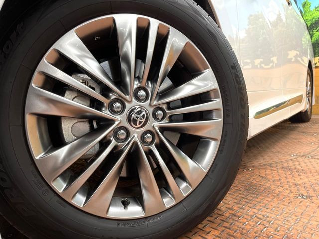 【純正アルミホイール】外観にマッチした純正アルミホイールを装着しております。各種社外アルミホイールや、スタッドレスタイヤも取扱いしております。是非ご相談ください♪