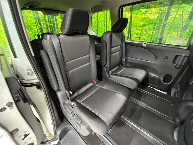 後部座席も気になるようなキズ・汚れやへたり等、大きなダメージはなく、良好な状態です。