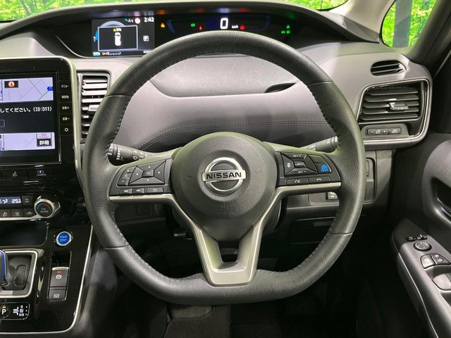 インテリアに合わせたデザインのステアリングは、運転される方のことも考え、運転しやすい形状、大きさです。是非一度、実際に触ってお確かめください。