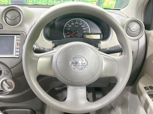 �C���e���A�ɍ��킹���f�U�C���̃X�e�A�����O�́A�^�]�������̂��Ƃ��l���A�^�]���₷���`��A�傫���ł��B�����x�A���ۂɐG���Ă��m���߂��������B