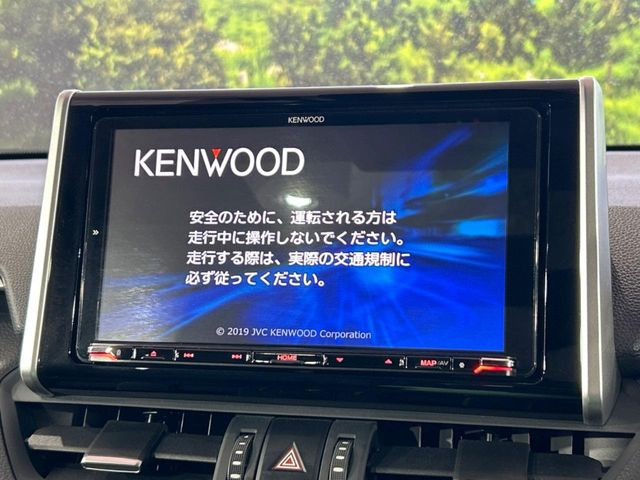 【大画面ナビ】人気の大型9インチナビを装備。存在感のある大画面はインパクト大!ナビ利用時のマップ表示は見やすく、テレビやDVDは臨場感がアップ!いつものドライブがグッと楽しくなります♪