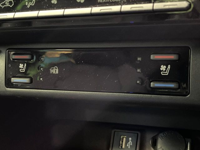 【シートベンチレーション】夏場は涼しい風でお尻や背中の熱やムレを防ぎ、冬はエアコンよりも早く温まってポカポカに!季節を問わず快適に過ごせます。