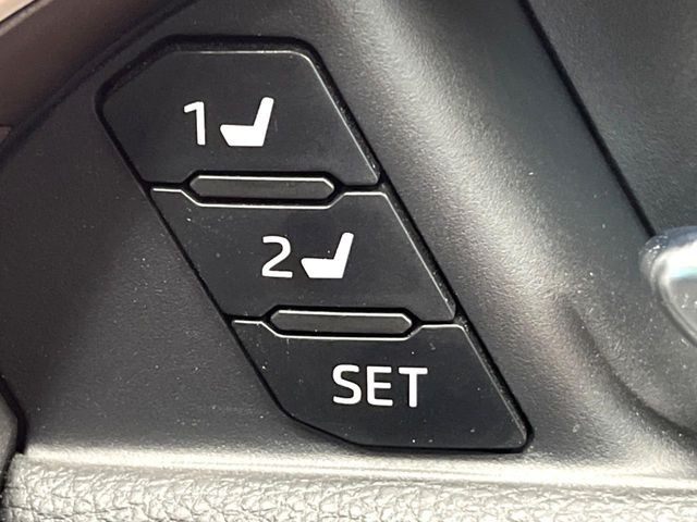 【メモリー機能付きパワーシート】ドライバーごとに設定したシート位置を記憶して、ボタン一つで切り替えできる便利な機能!運転する方が複数名いらっしゃるご家庭におすすめです♪