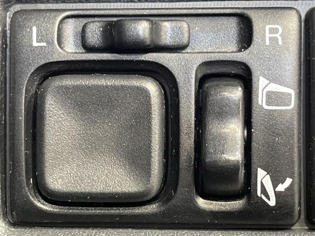 �y�d���i�[�~���[�z�T�C�h�~���[�͓d���i�[���ƂȂ��Ă���A�������ԏ�ł��L�Y�������X�N��}�����܂��B