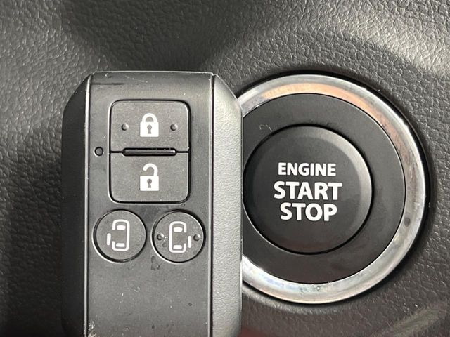 【キーレススタートシステム】カバンやポケットに入れたままでもドアの施錠・解錠が可能なスマートキーを装備。エンジンのオン・オフ時もカギを取り出す必要が無いからとっても便利です♪