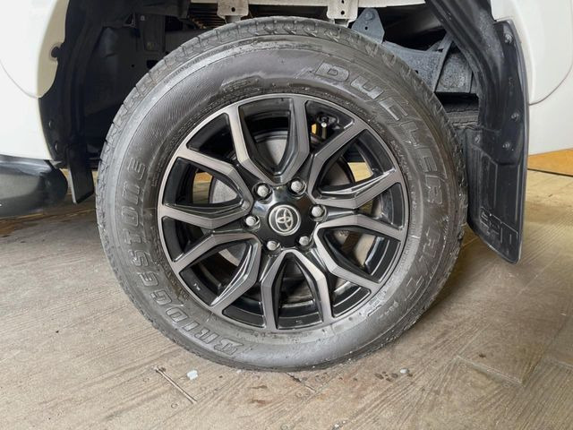 �y����18�C���`�A���~�z�C�[���z�O�ςɃ}�b�`���������A���~�z�C�[���𑕒����Ă���܂��B�e��ЊO�A���~�z�C�[����A�X�^�b�h���X�^�C�����戵�����Ă���܂��B���񂲑��k����������