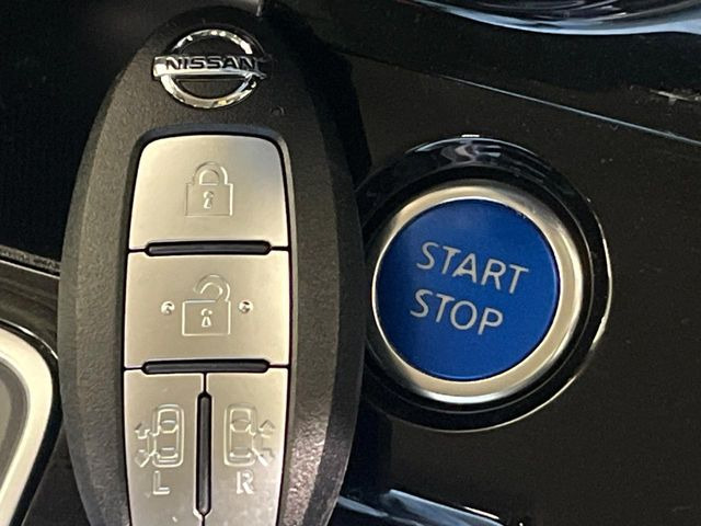 【インテリジェントキー】カバンやポケットに入れたままでもドアの施錠・解錠が可能なスマートキーを装備。エンジンのオン・オフ時もカギを取り出す必要が無いからとっても便利です♪