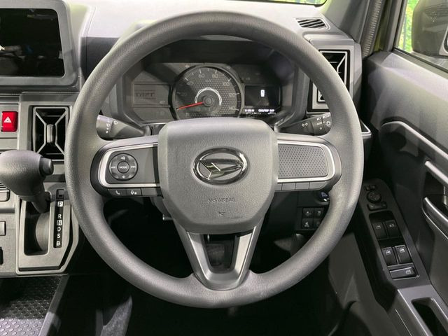 �C���e���A�ɍ��킹���f�U�C���̃X�e�A�����O�́A�^�]�������̂��Ƃ��l���A�^�]���₷���`��A�傫���ł��B�����x�A���ۂɐG���Ă��m���߂��������B