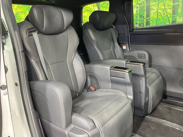 後部座席も気になるようなキズ・汚れやへたり等、大きなダメージはなく、良好な状態です。