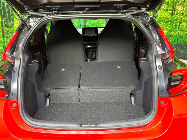 ���i�̂���������ʋ΁A���}���ɏ\���ȉ׎��X�y�[�X���m�ۂ��Ă���܂��B�Z�J���h�V�[�g��|���ƁA�傫�ȉו��̐ύڂ��\�ł���