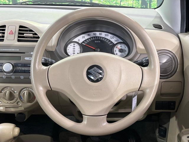 �C���e���A�ɍ��킹���f�U�C���̃X�e�A�����O�́A�^�]�������̂��Ƃ��l���A�^�]���₷���`��A�傫���ł��B�����x�A���ۂɐG���Ă��m���߂��������B