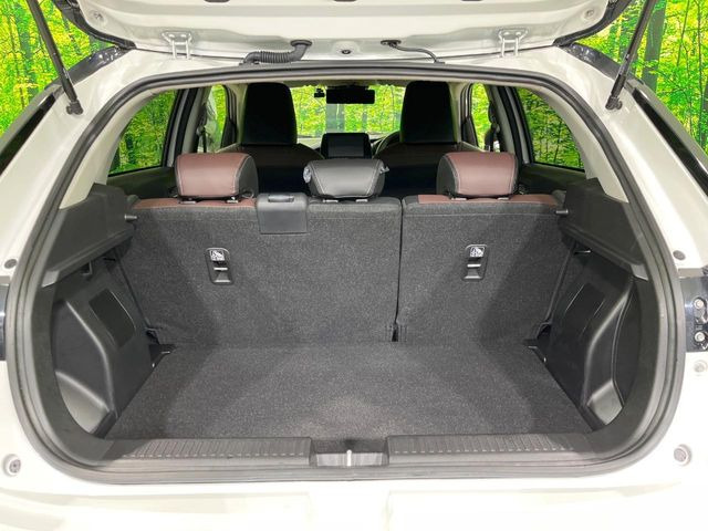 ���i�̂���������ʋ΁A���}���ɏ\���ȉ׎��X�y�[�X���m�ۂ��Ă���܂��B�Z�J���h�V�[�g��|���ƁA�傫�ȉו��̐ύڂ��\�ł���