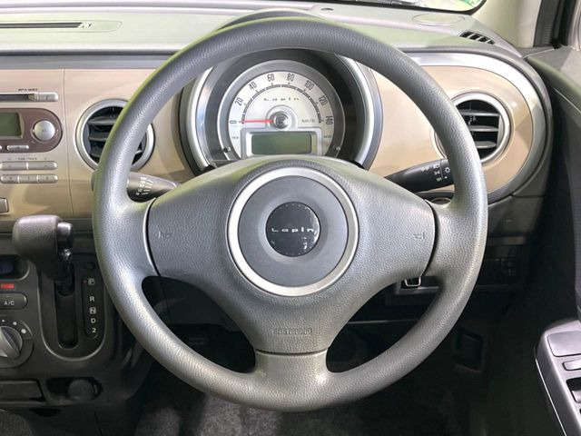 �C���e���A�ɍ��킹���f�U�C���̃X�e�A�����O�́A�^�]�������̂��Ƃ��l���A�^�]���₷���`��A�傫���ł��B�����x�A���ۂɐG���Ă��m���߂��������B