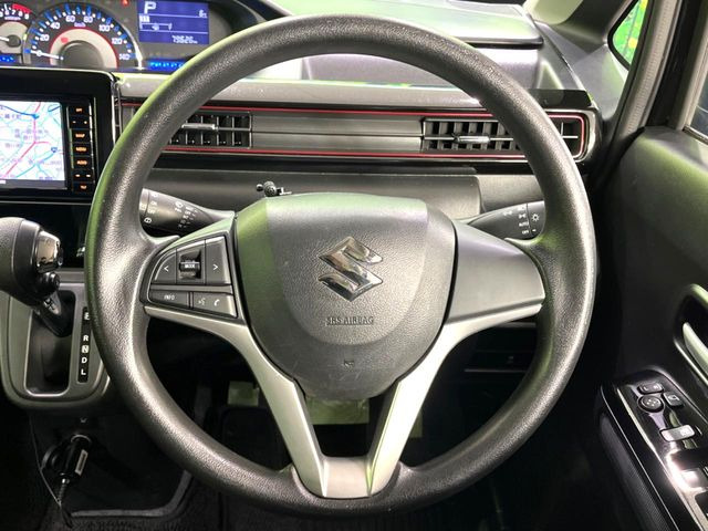 �C���e���A�ɍ��킹���f�U�C���̃X�e�A�����O�́A�^�]�������̂��Ƃ��l���A�^�]���₷���`��A�傫���ł��B�����x�A���ۂɐG���Ă��m���߂��������B