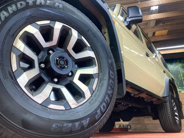 �y����16�C���`�A���~�z�C�[���z�O�ςɃ}�b�`���������A���~�z�C�[���𑕒����Ă���܂��B�e��ЊO�A���~�z�C�[����A�X�^�b�h���X�^�C�����戵�����Ă���܂��B���񂲑��k����������