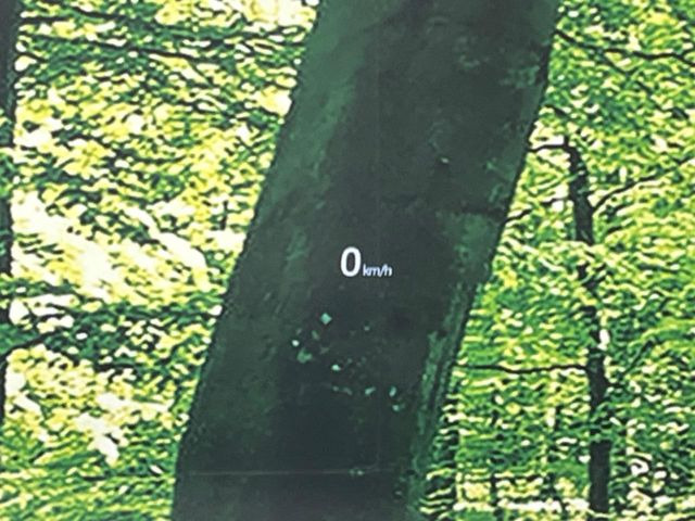 �y�w�b�h�A�b�v�f�B�X�v���C�z���݂̑��x�⑖�s�����f�W�^���\���ŉ^�]�ȑO���̃K���X�ɓ��e!�^�]���A�ڐ������炳���K�v�ȏ����m�F�ł���̂łƂ��Ă��֗��ň��S!